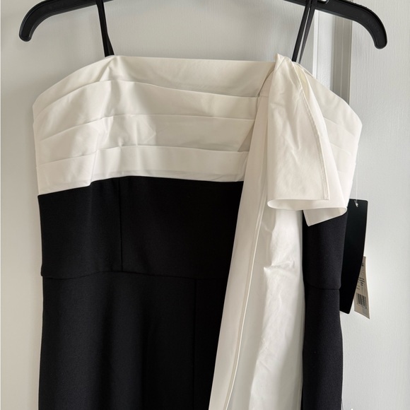 Adrianna Papell Colorblock Crepe strapless jumpsuit with bow. Size 10 - Picture 9 of 16